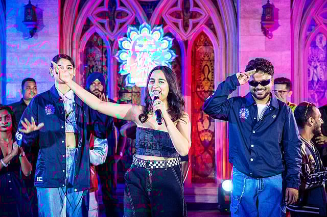 Ayushi Amrute (centre)