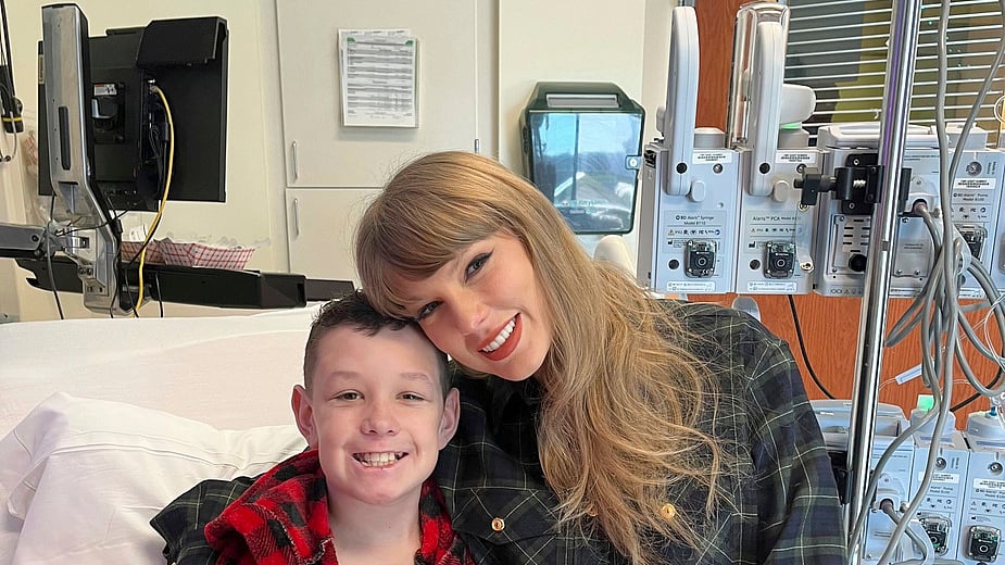 Taylor Swift makes surprise visit to Kansas City children's hospital