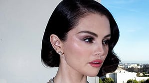 Selena Gomez hands out sandwiches to wildfire victims, first responders