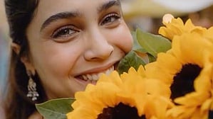 Sharvari joins photographer Sutej Pannu to spread joy at Dadar flower market