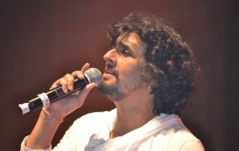 Sonu Nigam requests crowd to settle down during show