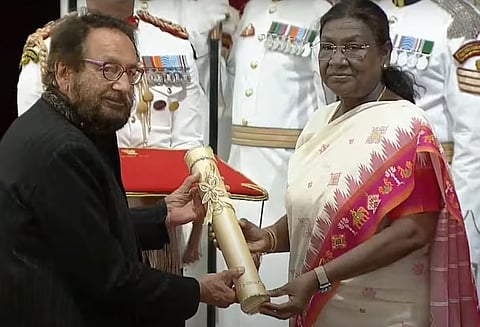 Shekhar Kapur receiving the award from President Murmu