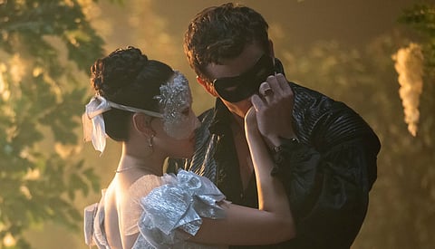 Yerin Ha and Luke Thompson in Bridgerton season 4