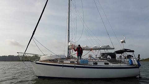 Oregon man sells everything to travel the world with his cat