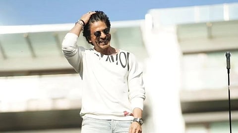 Fan pretends to be delivery boy to enter Shah Rukh Khan’s Mannat, guard has a hilarious reaction