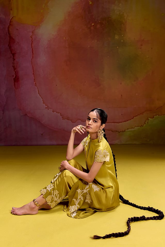 Citrus green kurta set with subtle texture and handwoven fabric, showcasing the artisanal craftsmanship of Kavitha Gutta’s Noor-e-Gul prêt collection.