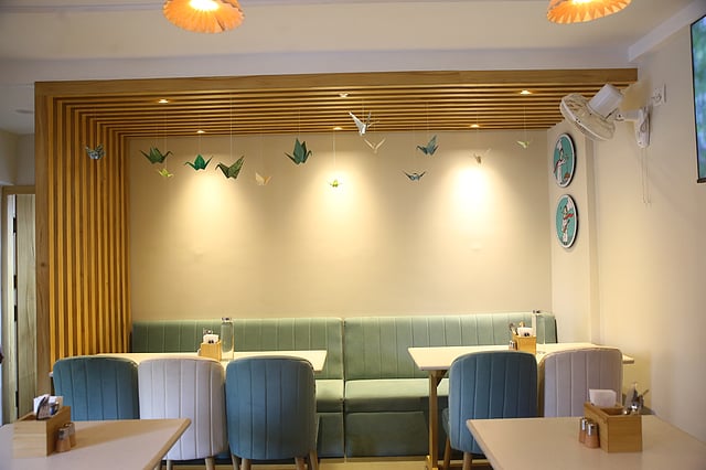 No Strings Attached café has been painstakingly decorated by the owners, right from handpicked crockery and upholstery to deciding upon the menu and space management.
