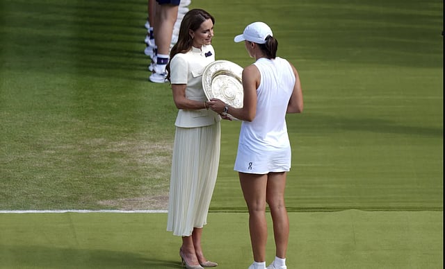 Iga Swiatek is handed her award by Kate Middleton