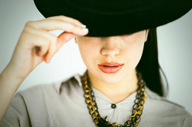It is a very interesting observation that dry lips tend to look thinner while a well hydrated lips automatically looks fuller.