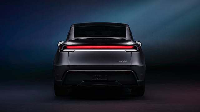 Full width rear light bar design incorporating sequential turn signals in yellow