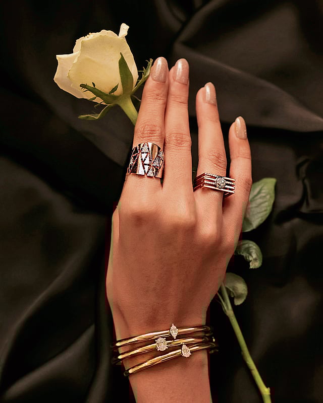 Elegant gold rings and bangles with minimalist design from the Soirée sculptural jewellery collection