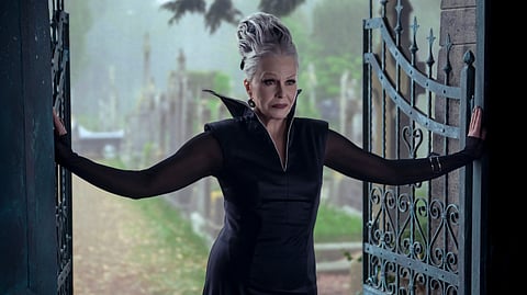 Who plays Grandmama Addams on Wednesday?