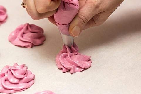 How to use a piping bag? 