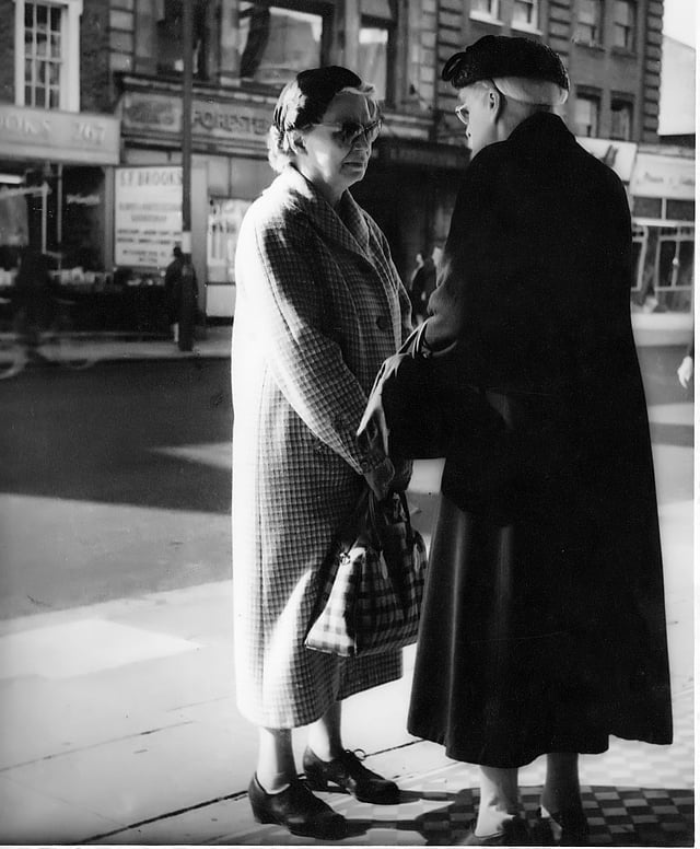 Two old women on a London street in 1959, Photo by Manobina Roy