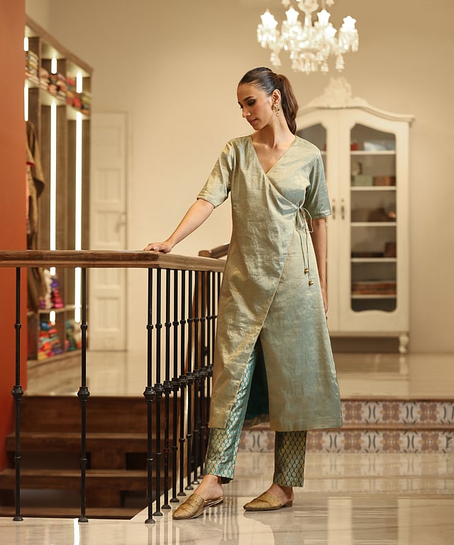 This label’s new collection silhouettes fashioned from hand-woven chanderi tissue