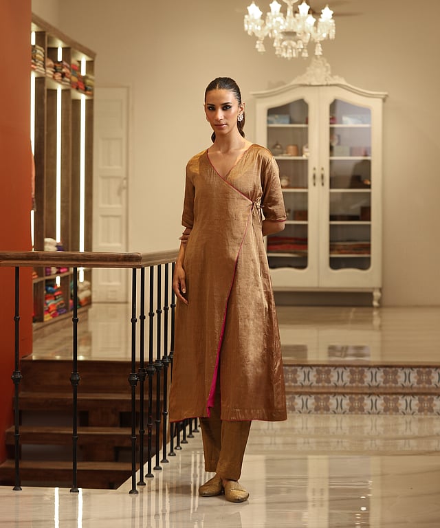 This label’s new collection silhouettes fashioned from hand-woven chanderi tissue