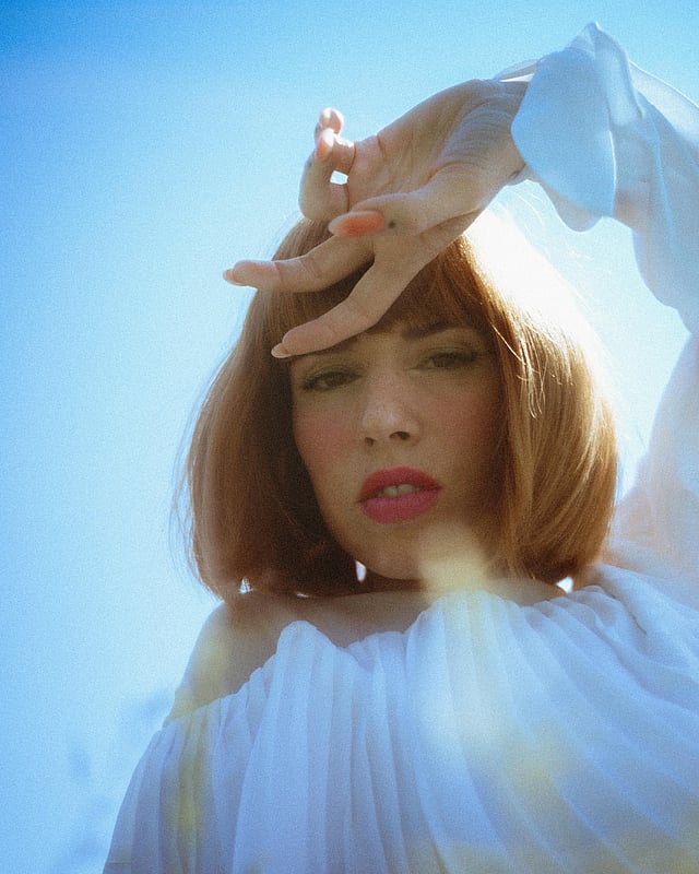 How to achieve the frosty eye shadow look 