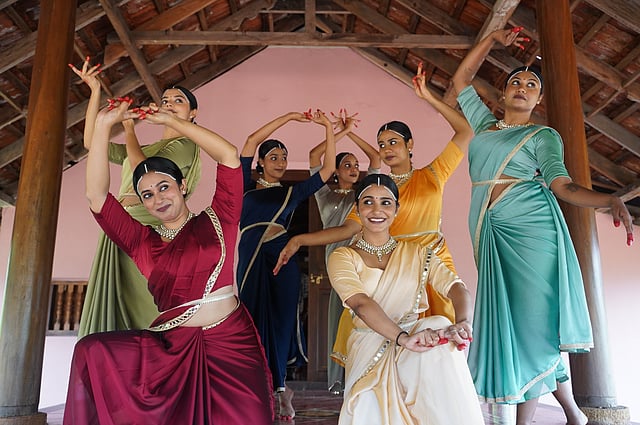 The dancers in the Kulasthree video is definitely one of the highlights