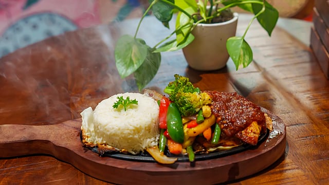 Smoked chicken sizzler boasted of a kitchen-made barbeque sauce