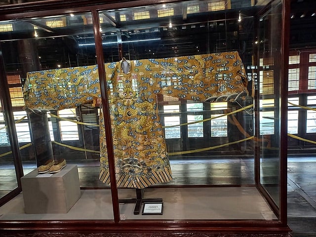 Five royal exhibitions showcasing regal fashion worn by the monarchs 