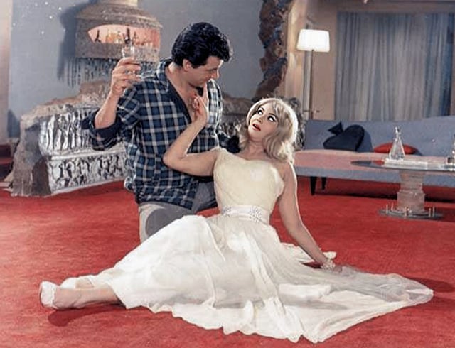 Dharmendra and Shashikala in Phool aur Patthar