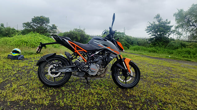 Side means business on the KTM Duke 160