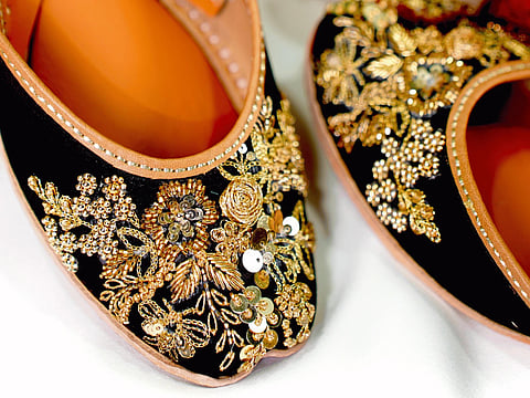 The drop comes alive as a confluence of colour and confidence, creating sparkle that simply refuses to stay muted