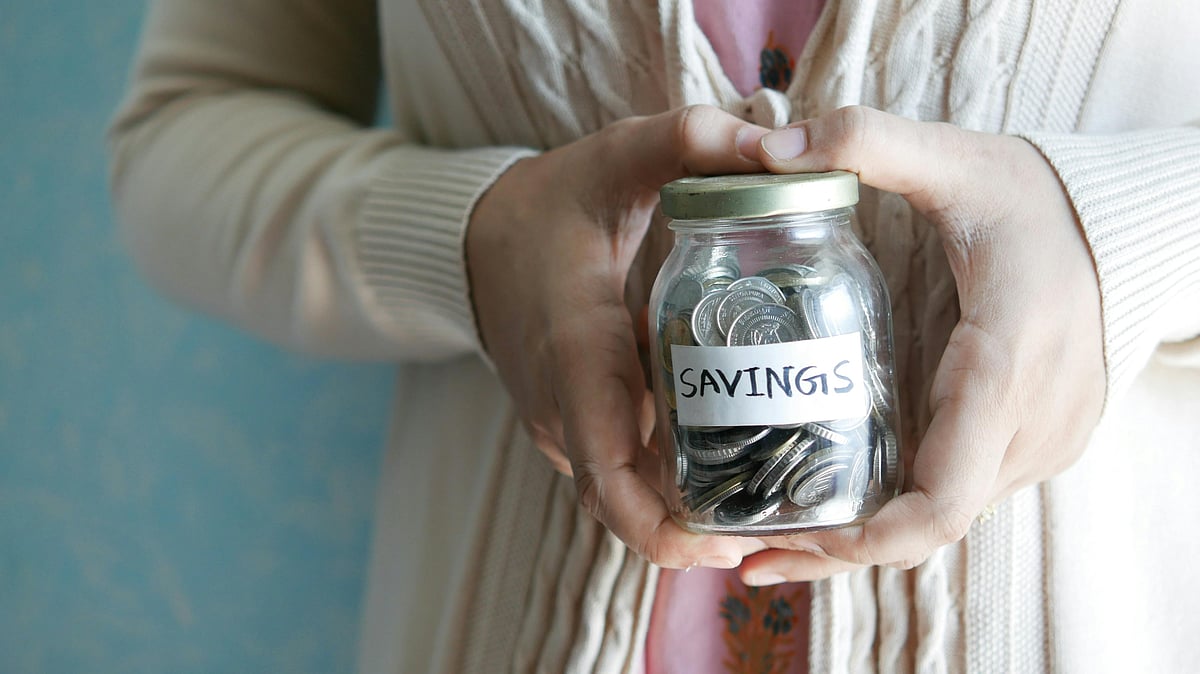 Who is better at saving money: Men or women? A new survey has the answer