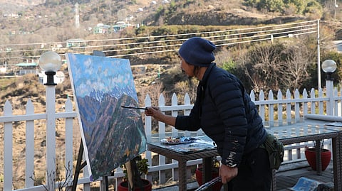 An artist creating a piece of art at an earlier edition of Chitrashaala at jüSTa Hotels & Resorts