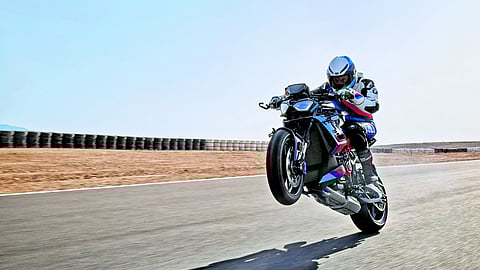 Wheelie in an instant on the BMW M 1000 R
