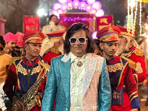 Actor, singer, and now the writer of Bandwaale, Swanand Kirkire keeps adding feathers to his cap years after establishing his career