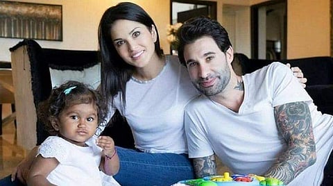 Sunny_Leone_and_Daniel_Weber_with_daughter