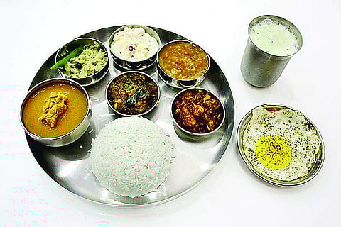 Chicken meals with fried egg & prawn varuval