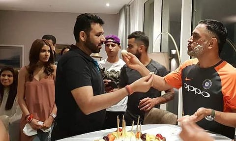 Dhoni celebrates 37th birthday with his team