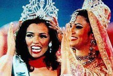 Sushmita Sen putting the crown on Chelsi_Smith's head for Miss Universe 1995