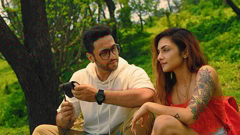 A clip from the song Rangjaye