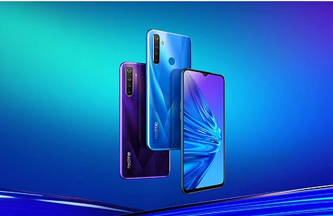 RealMe 5: Quad rear cams, 5000mAh battery, SD 665 AIE processor, massive 6.5” screen. Available in holographic shades of colour, comes with splash-resistant body. A ‘conversation starter’. INR 8,999.
