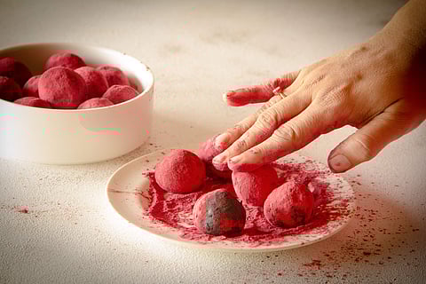 Cake pops with beetroot powder