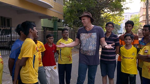 Surprise! Aussie cricketer Mathew Hayden plays gully cricket with young fans on streets of Chennai. Photo courtesy: Accolade Public Relations.
