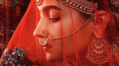 Want to hear the beautiful accessories Alia is wearing?