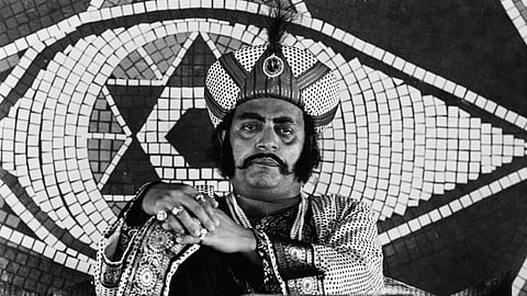 Utpal Dutt as the Hirak Raja in Hirak Rajar Deshe