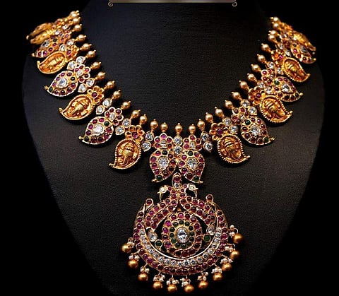 A multipurpose neckpiece