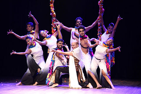 Based on the poetry and music of the Bengali bard, Rabindranath Tagore, Rituranga explores the six seasons of India