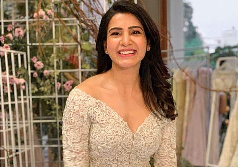 Samantha looks positively radiant at the exhibition.