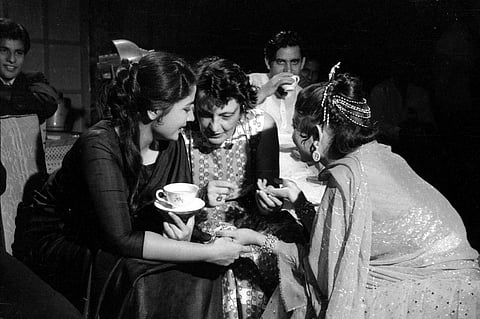 Meena Kumari, Charlotte Wirsching and Helen during filming of the song Yeh Itni Badi Mehfil for Dil Apna Preet Aur Parai (1959)
