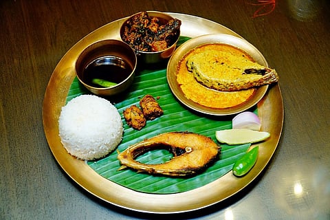 A Hilsa platter at Sonar Tori