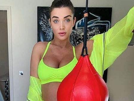 An image from the sixth month of her pregnancy, the British actress mentioned that she was still working out