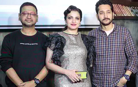 Arindam flanked by the ravishing Tnusree and Parambrata
