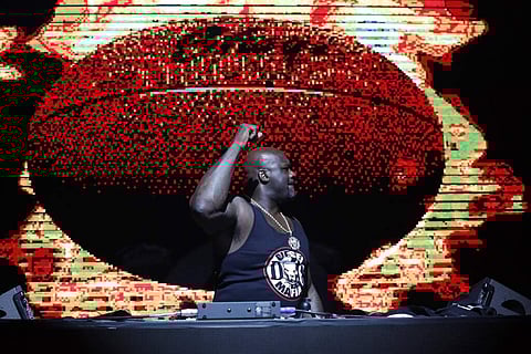 Shaquille O’Neal gets pre-Super Bowl party crowd to chant 'Kobe', cries 'We love you, brother'