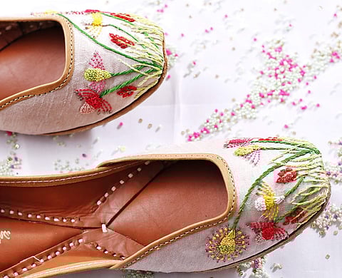 Amaryllis juttis by Shilpsutra